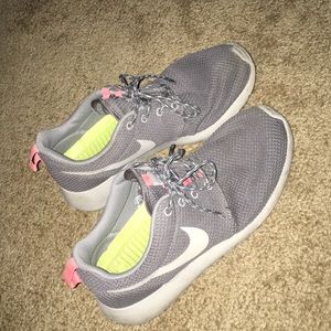 Nike Roche tennis shoe